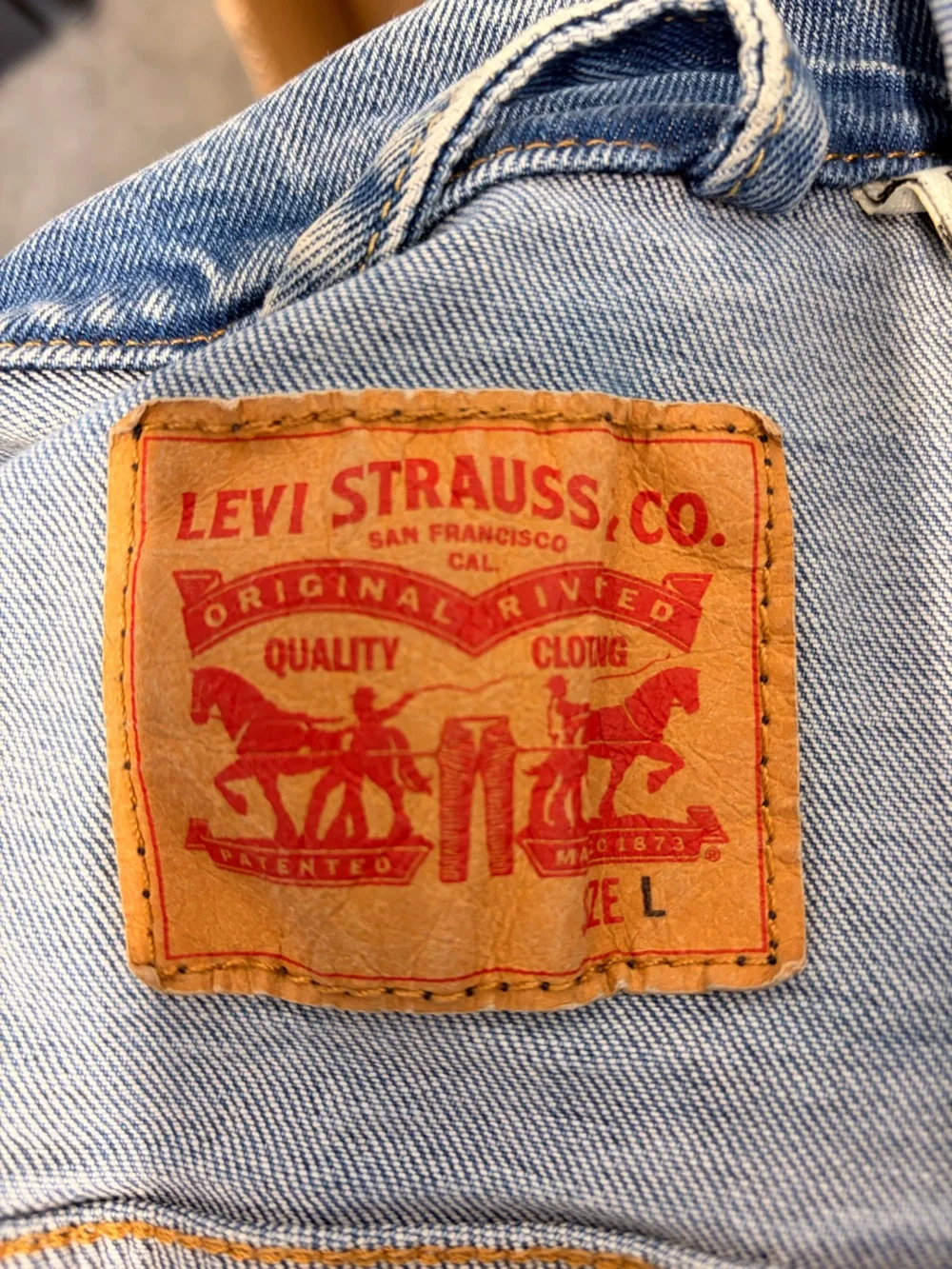 Levi’s Original Trucker Denim Jacket Light Wash Button Front Men’s Large - Picture 6 of 7